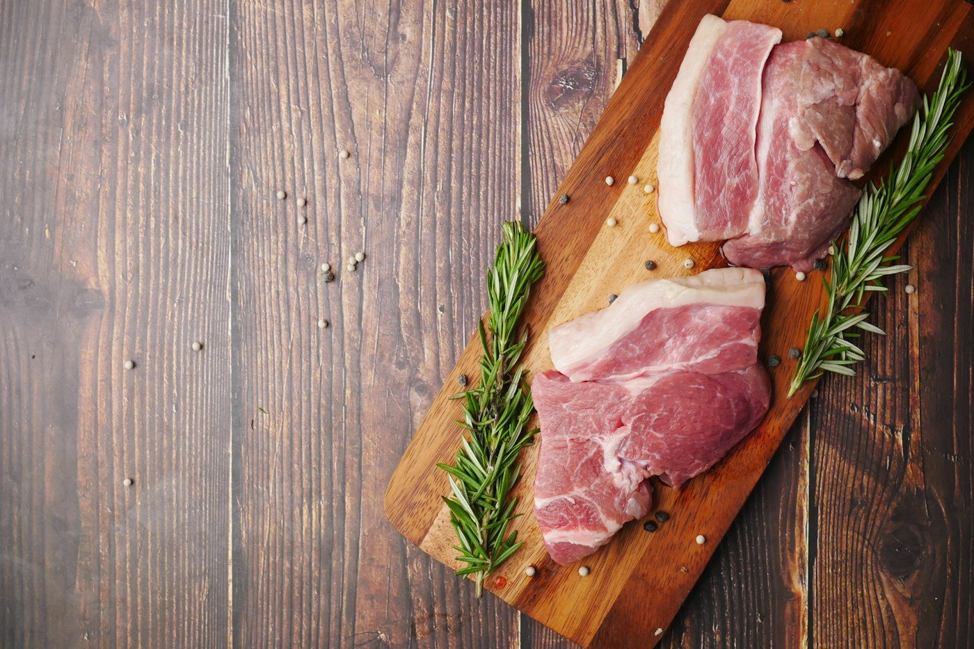Fotografía referencial de carne cruda sobre una tabla